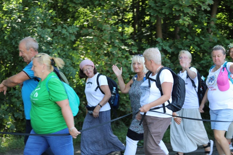 30. Pielgrzymka Diecezji Bielsko-Żywieckiej na Jasną Górę - grupy hałcnowskie na trasie