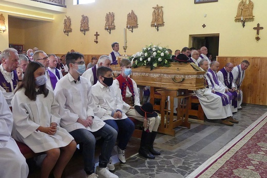 Uroczystości pogrzebowe śp. ks. kan. Wojciecha Janke w Lalikach