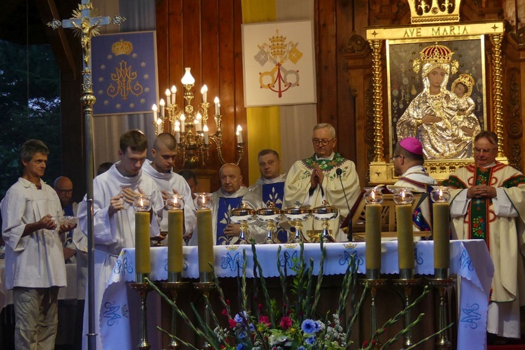 Abp Grzegorz Ryś na nabożeństwie fatimskim z góralami w Rychwałdzie