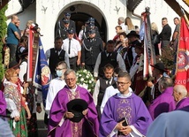 Duszpasterze i mieszkańcy Lalik odprowadzili trumnę z ciałem ks. proboszcza Wojciecha Janke do karawanu, który odjechał do Wieliczki.