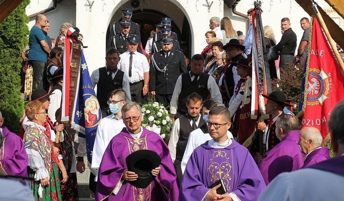 Duszpasterze i mieszkańcy Lalik odprowadzili trumnę z ciałem ks. proboszcza Wojciecha Janke do karawanu, który odjechał do Wieliczki.