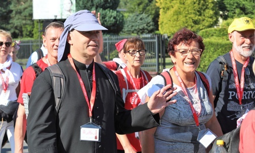 Pielgrzymi z Cieszyna w drodze na Jasną Górę.