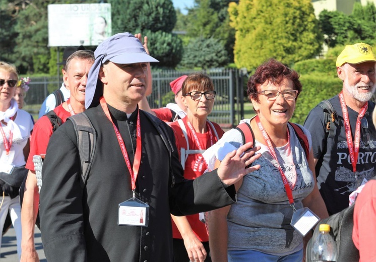 Pielgrzymi z Cieszyna w drodze na Jasną Górę.