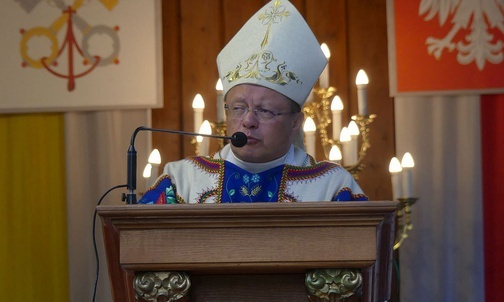 Abp Grzegorz Ryś podczas głoszenia homilii w Rychwałdzie 13 sierpnia.