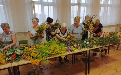 Panie przygotowały sobie zioła do poświęcenia.