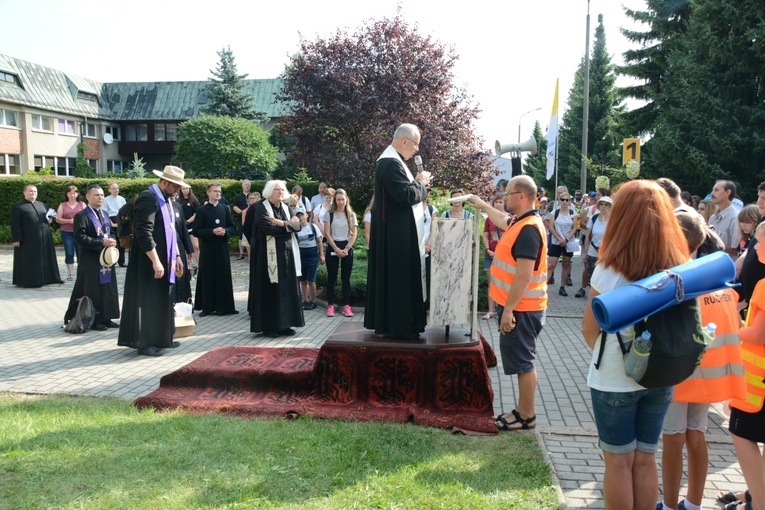 Start jedynek niebieskiej i żółtej