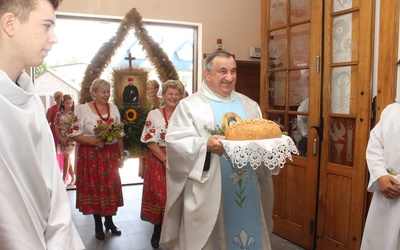 Procesja z chlebem i żniwną koroną.