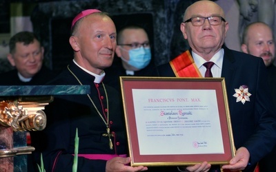 Stanisław Tępiński z bp. Markiem Solarczykiem podczas ceremonii dekorowania papieskim odznaczeniem i wręczenia dyplomu.