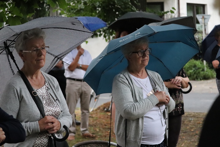 Łowicz. Msza św. przy kapliczce św. Rocha