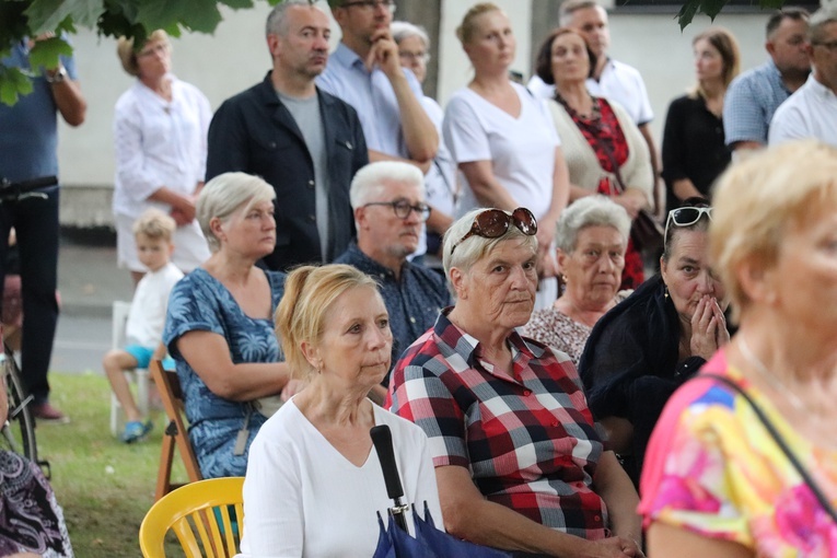 Łowicz. Msza św. przy kapliczce św. Rocha