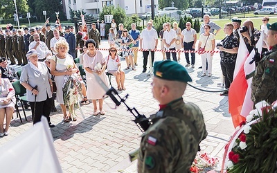 ▲	Pod tablicą pamiątkową złożono kwiaty i przypomniano wydarzenia sprzed ponad 100 lat.