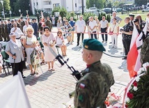 ▲	Pod tablicą pamiątkową złożono kwiaty i przypomniano wydarzenia sprzed ponad 100 lat.