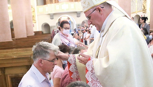 ▲	Namaszczenie olejami Świętego w limanowskiej bazylice.