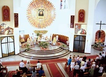 ▲	Kościół pomaga dostrzec tajemnicę wiary dokonującą się tu każdego dnia.