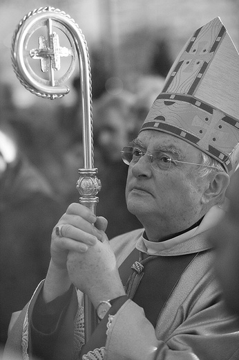 ▲	Mówił, że chrześcijan można poznać po radości z przyznawania się do Jezusa Zmartwychwstałego. Sam był biskupem radosnym. 