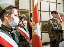 ▲	Na płycie z brązu widnieje napis: „Najmłodszym Bohaterom Powstania Warszawskiego 1944 r.” oraz symbol Zgrupowania AK „Chrobry II”.