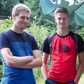 Paweł (od lewej) z bratem Krzysiem w górach.