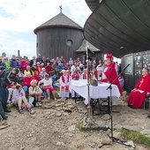 Kaplicę wybudowali cystersi. Zgromadzenie liczyło ponad 150 osób.