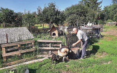 ▲	Pan Janek zajmuje się tutaj m.in. pomocą w kuchni, paleniem w piecu oraz opiekuje się trzema psami.