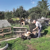 ▲	Pan Janek zajmuje się tutaj m.in. pomocą w kuchni, paleniem w piecu oraz opiekuje się trzema psami.