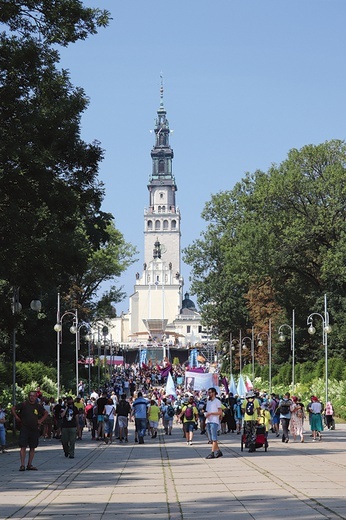 ◄	Pierwszy cel – Jasna Góra – już zdobyty, do świętości nieustannie dążą.