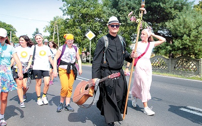 Członkowie grupy „Salvator” Elbląg w drodze do tronu Maryi.