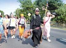 Członkowie grupy „Salvator” Elbląg w drodze do tronu Maryi.