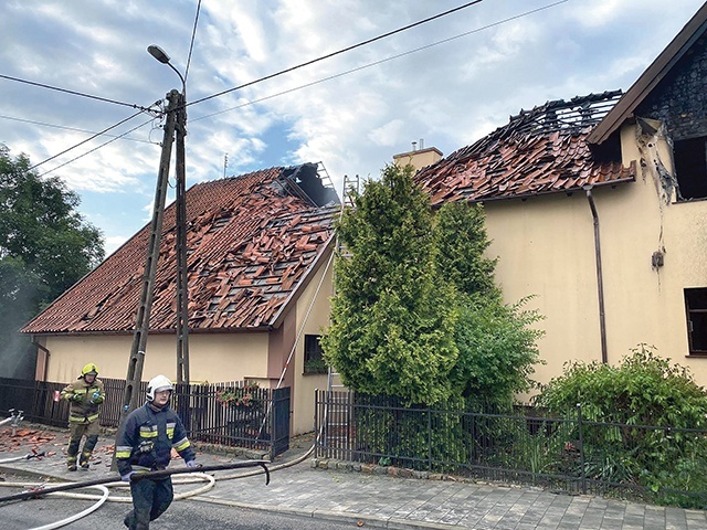 Widok budynku po akcji gaśniczej uzmysławia, jak wielka była siła żywiołu.