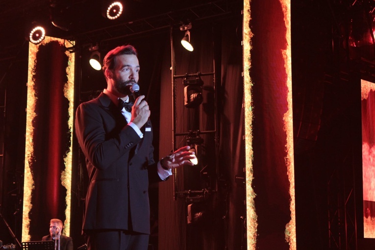 Bp Ignacy Dec na scenie z Marcinem Dańcem