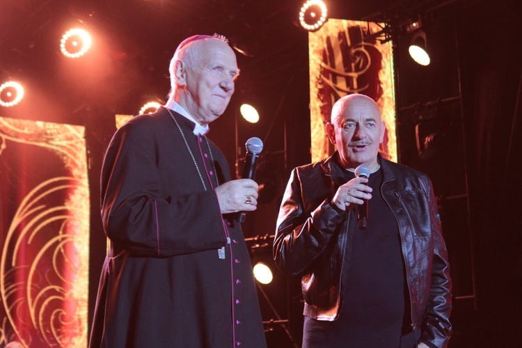 Bp Ignacy Dec na scenie z Marcinem Dańcem