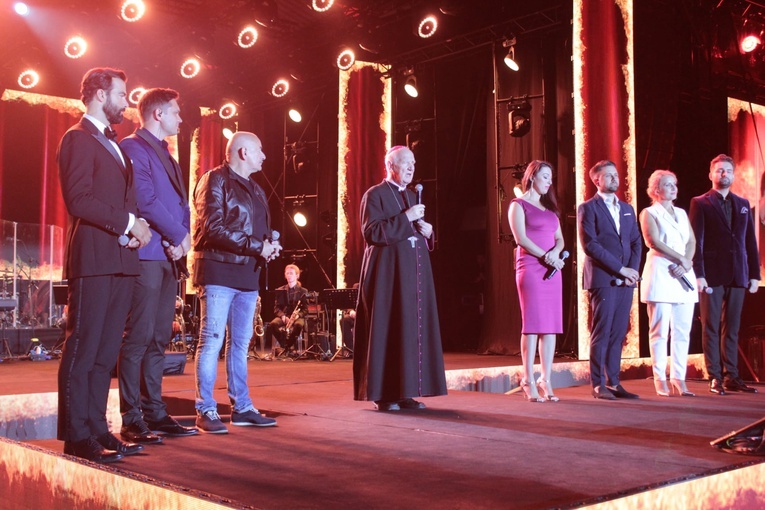 Bp Ignacy Dec na scenie z Marcinem Dańcem