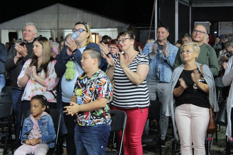 Bp Ignacy Dec na scenie z Marcinem Dańcem