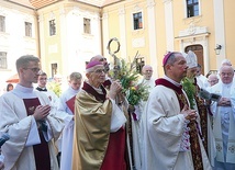 Jubilat (w środku) przed obrazem Matki Bożej na dziedzińcu pocysterskiego opactwa.