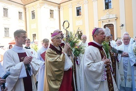 Jubilat (w środku) przed obrazem Matki Bożej na dziedzińcu pocysterskiego opactwa.