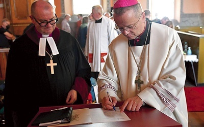 ►	Na zakończenie nabożeństwa biskupi oraz pielgrzymi podpisali okolicznościowy list do papieża Franciszka.