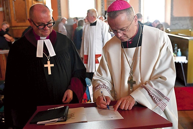 ►	Na zakończenie nabożeństwa biskupi oraz pielgrzymi podpisali okolicznościowy list do papieża Franciszka.