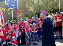 ▲	Pątników na jasnogórskich błoniach przywitał bp Tadeusz Lityński. Później modlił się wraz z nimi w kaplicy Cudownego Obrazu.