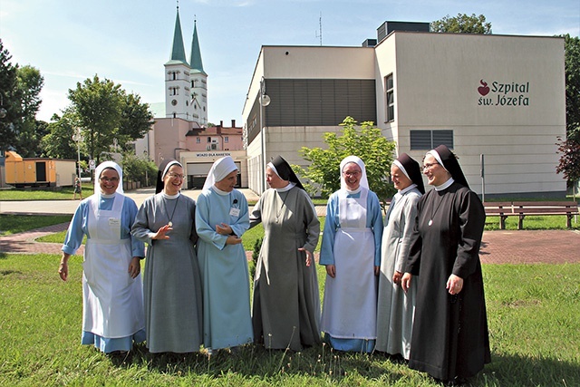 	Zakonna ekipa przed Szpitalem św. Józefa – od lewej: siostra Wojciecha, matka Paulina, siostry Izabela, Marietta, Anna, Janina i Natana. 