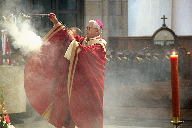 Arcybiskup Wiktor Skworc i żołnierze na Eucharystii.