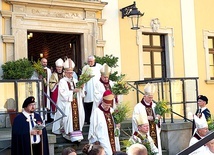 Suma została odprawiona  na dziedzińcu dawnego opactwa cystersów.