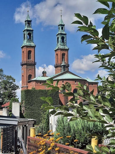 	Dwie wieże górują nad miastem.