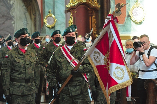 ▼	Prezentacja sztandaru przed Mszą św. w archikatedrze.