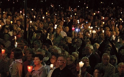 ▲	Co roku w Kęble, w miejscu objawień maryjnych, w czasie uroczystości odpustowych w nocy odprawiana jest Msza św.