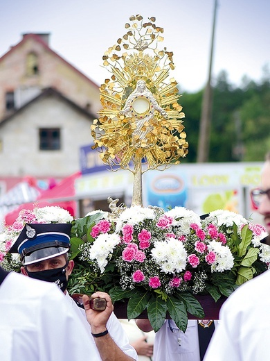 ▲	Msza św. zakończyła się procesją eucharystyczną.