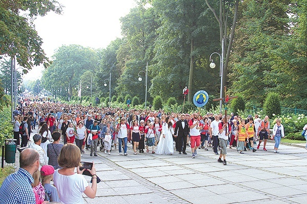 ▲	Jubileuszowa pielgrzymka z Płocka na Jasną Górę miała charakter dziękczynny  za ludzi i Boże łaski.