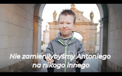 Antoni  - chłopiec z krótkimi rączkami, który oducza mówienia 'nie da się'