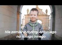 Antoni  - chłopiec z krótkimi rączkami, który oducza mówienia 'nie da się'