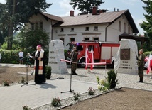 Bp Marek Mendyk w czasie uroczystości na pl. Sienkiewicza.