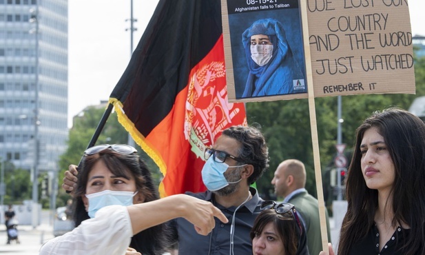 Afgańczycy podczas protestów w Europie Zachodniej