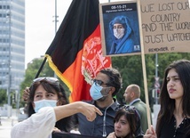 Afgańczycy podczas protestów w Europie Zachodniej